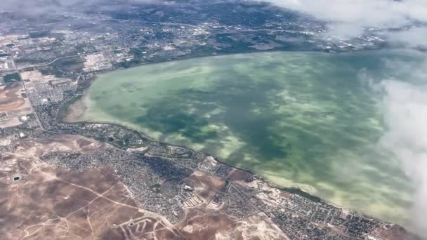 View Airplane Looking Saratoga Springs Utah Lake While Flying Clouds — Wideo stockowe