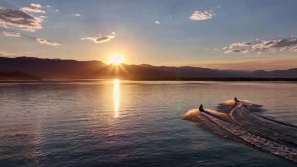 Two People Riding Personal Watercraft Sunset Hebgen Lake Montana — Stok video