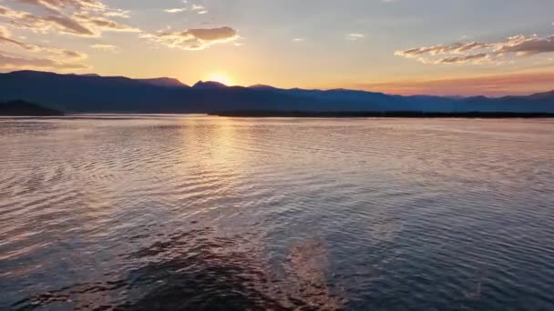 View Water Surface Ripping Colorful Sunset Montana Hebgen Lake — Stockvideo