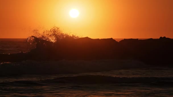 輝く太陽に向かって カリフォルニアの海岸から岩にぶつかった時に 砕けていきます — ストック動画