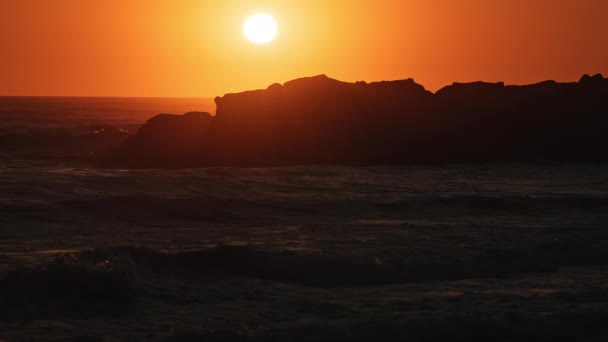 Onde Oceaniche Movimento Rallentatore Durante Colorato Tramonto Sulla Costa Californiana — Video Stock