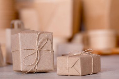 İki kutu kağıda sarılır ve iple bağlanır.