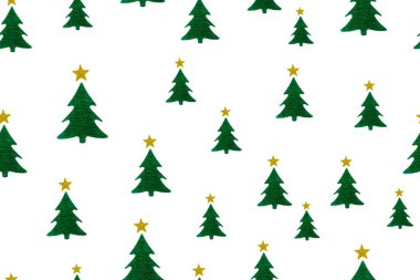 Beyaz arka planda altın yıldızlı yeşil Noel ağacı. Kusursuz desen