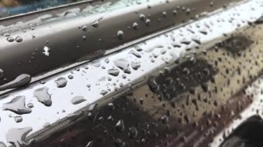 Arabada yağmur damlası var.