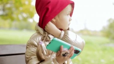 Sokakta telefonu olan bir kız.. 