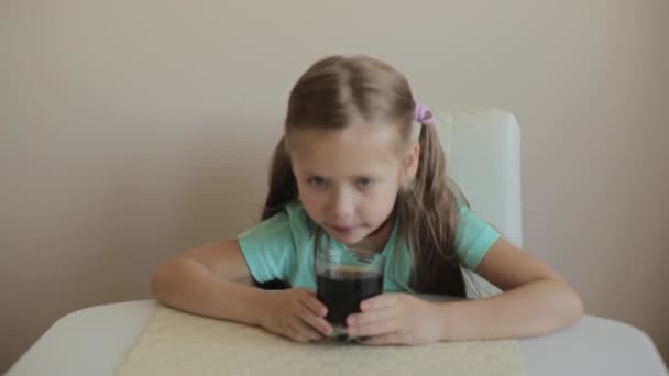 Felice bambina che beve soda dal vetro — Video Stock