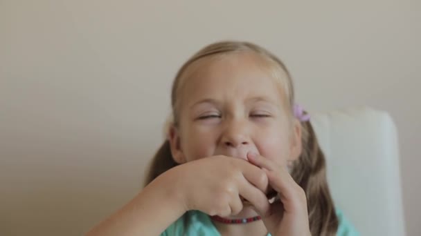 Barndom og spise koncept - lille pige nyder en burger og pommes frites på bordet nyder usund mad – Stock-video