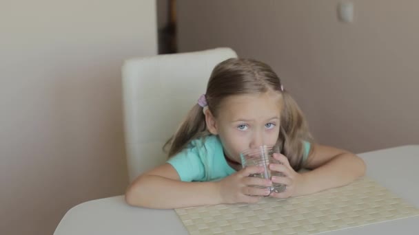 Sede engraçado bonito garoto menina bebendo água pura fresca. — Vídeo de Stock