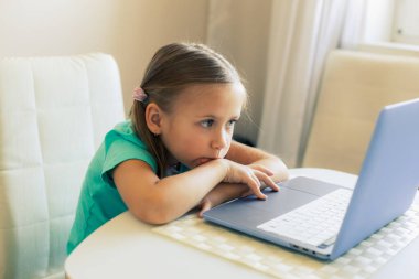 Küçük tatlı kız video görüşmesi için dizüstü bilgisayar kullanıyor.
