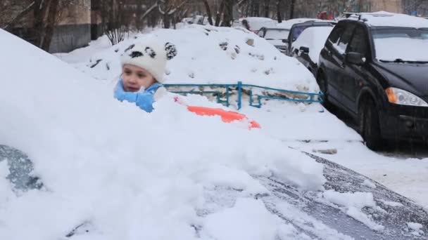 Dziewczyna Czyści samochód ze śniegu — Wideo stockowe