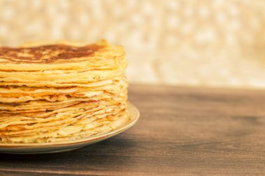 Çikolata soslu leziz gözlemeler ahşap bir masada taze yaban mersini. Kırsal kahverengi masa. 