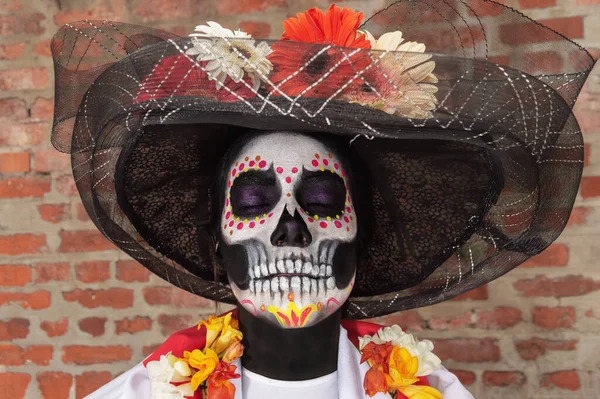 目を閉じた大人の女性のポートレートLa Calavera Catrinaメイクと衣装でレンガの壁の背景屋外 — ストック写真