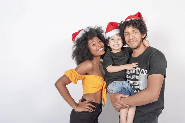 複数の人種の家族がクリスマスの帽子 肖像画をかぶって子供と一緒にポーズをとっています — ストック写真