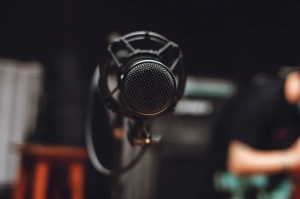 Vista Frontal Microfone Condensador Preto Estúdio Música Durante Gravação Fundo — Fotografia de Stock