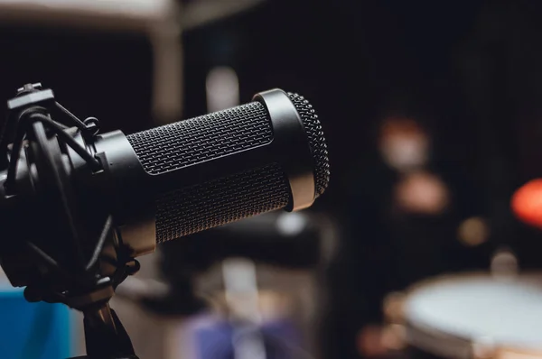 Microfone Condensador Preto Estúdio Gravação Com Uma Sala Ensaio Música — Fotografia de Stock