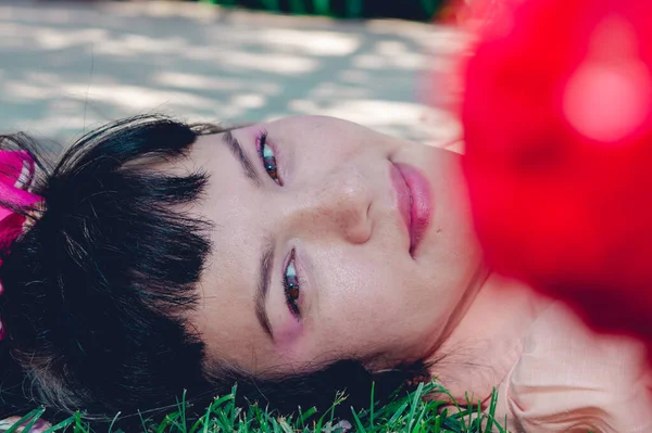 히스패닉 여자의 카메라를 잔디에 장미와 — 스톡 사진