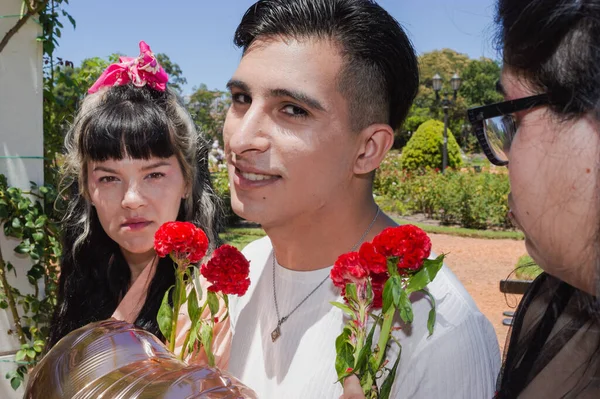 Zdrada Młody Mężczyzna Podwójnej Randce Poza Parku Publicznym Kwiatów Serca — Zdjęcie stockowe