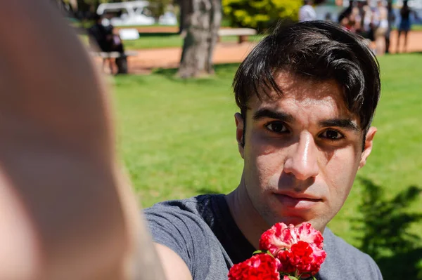 Młody Biały Mężczyzna Zewnątrz Publiczne Park Biorąc Selfie Kwiat Jego — Zdjęcie stockowe