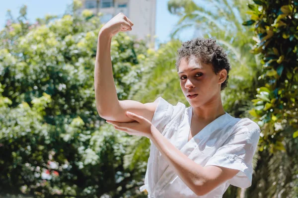 Ung Argentinsk Latinamerikansk Stark Brunett Kvinna Med Kort Hår Visar — Stockfoto