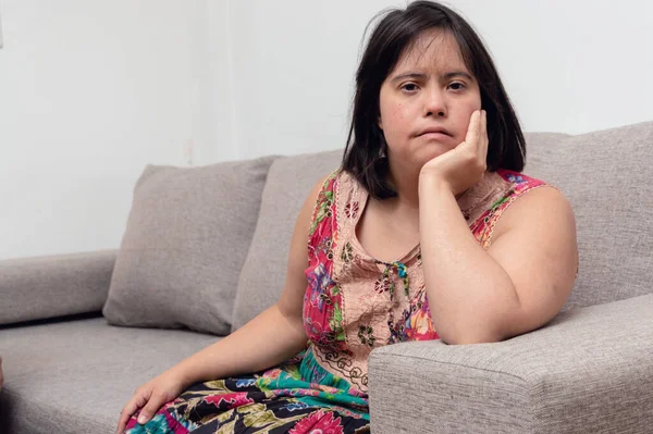Mujer Adulta Argentina Latina Caucásica Sentada Sofá Apoyada Mano Sonriendo — Foto de Stock