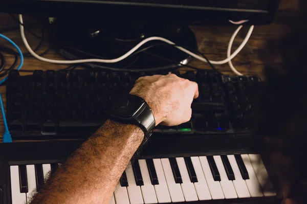 Hombre Caucásico Usando Teclado Computadora Produciendo Música Componiendo Estudio Casa — Foto de Stock