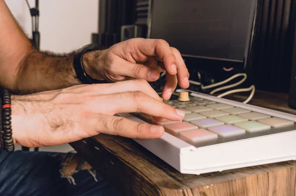 Mãos Caucasianas Usando Controlador Midi Estúdio Casa Fazendo Batida Música — Fotografia de Stock