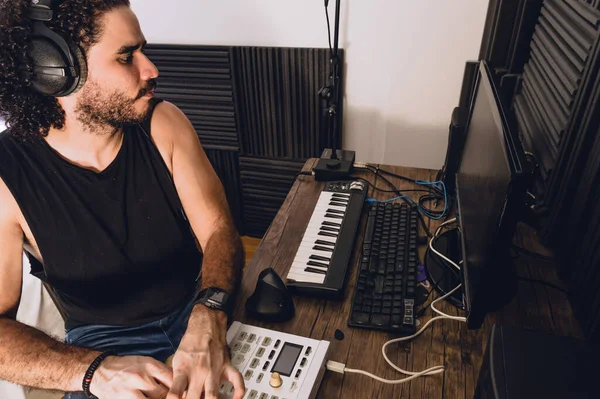 Barbudo Jovem Caucasiano Assistindo Computador Misturando Música Compondo Com Teclado — Fotografia de Stock