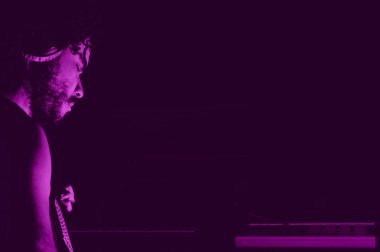 Karanlıktaki kulaklıklı genç adam gitar çalarken, kopyalama alanı ve müzik konsepti ile resim çizerken ilham aldı..