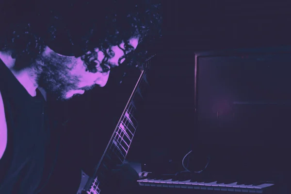 Vista Lateral Homem Caucasiano Escuro Tocando Guitarra Elétrica Com Iluminação — Fotografia de Stock