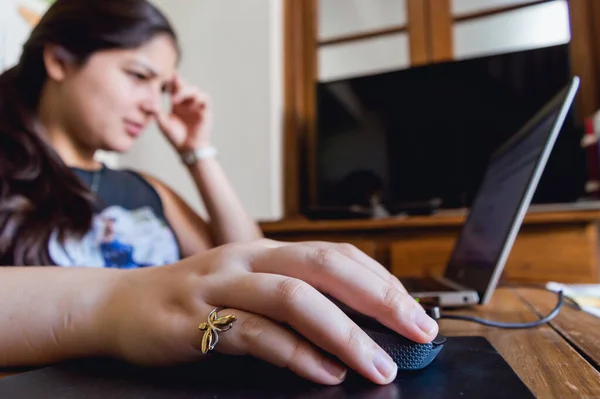 Kaukázusi Női Kéz Egy Számítógépes Egéren Egy Ülő Elmosódott Háttérben — Stock Fotó