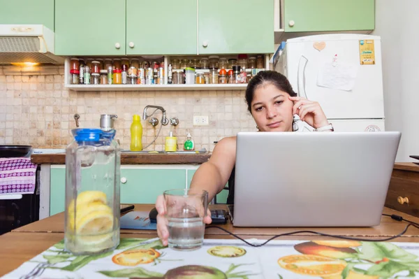 Молода Жінка Сидить Столом Своїй Домашній Кухні Навчаючись Комп Ютером — стокове фото