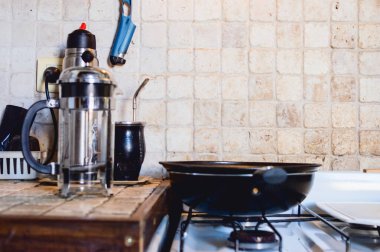 Mutfak tezgahları tezgahta ve ocakta, arka planda duvar ve fotokopi alanı olan, arka planda odak noktası olan.