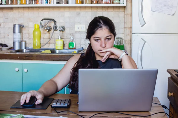Молода Біла Жінка Працює Вдома Своїм Ноутбуком Концентрованим Обличчям Однією — стокове фото