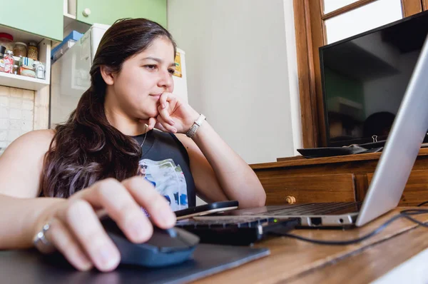 Молода Латинська Біла Жінка Працює Своїм Ноутбуком Вдома Сидячи Однією — стокове фото