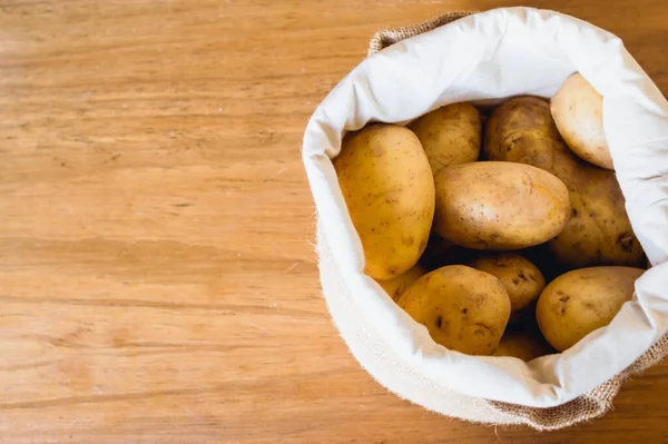 Bovenaanzicht Van Verse Rauwe Biologische Aardappel Een Zak Een Houten — Stockfoto