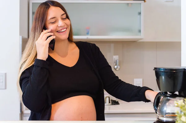 Nöjd Ung Söt Kaukasisk Gravid Kvinna Ler Med Slutna Ögon — Stockfoto