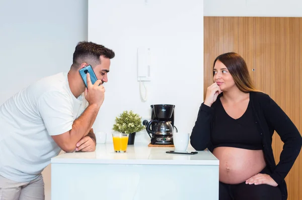 Mladý Heterosexuální Těhotný Pár Doma Spolu Ráno Komunikují Pijí Kávu — Stock fotografie