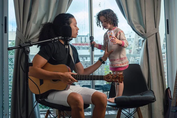 Jovem Cantor Caucasiano Sentado Com Sua Guitarra Ensina Sua Filha — Fotografia de Stock