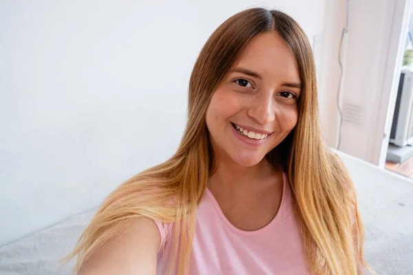 Hermosa Joven Caucásica Venezolana Sonriente Toma Selfie Interior Habitación Sentado — Foto de Stock