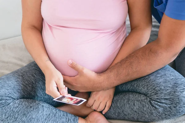 Närbild Man Vidrör Magen Och Gravid Fru Håller Ultraljud Scan — Stockfoto