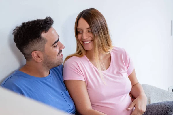 Jonge Blanke Man Met Zijn Zwangere Vrouw Pyjama Slaapkamer Zitten — Stockfoto