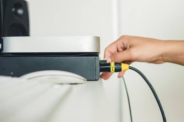 Erkek eller stüdyoda mikrofon ile sesleri kaydetmek için ses arayüzünü hareket ettiriyor. Müzik endüstrisi konsepti. Boşluğu kopyala