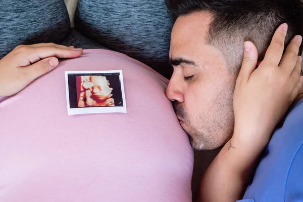 Close Man Lying Bed Kissing Belly His Pregnant Wife Printed — ストック写真