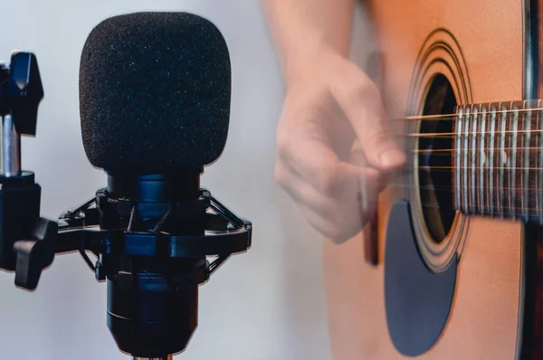 Close Microfone Condensador Com Homem Desfocado Tocando Guitarra Acústica Com — Fotografia de Stock