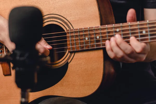 Homem Irreconhecível Tocando Guitarra Acústica Estúdio Casa Gravando Com Microfone — Fotografia de Stock