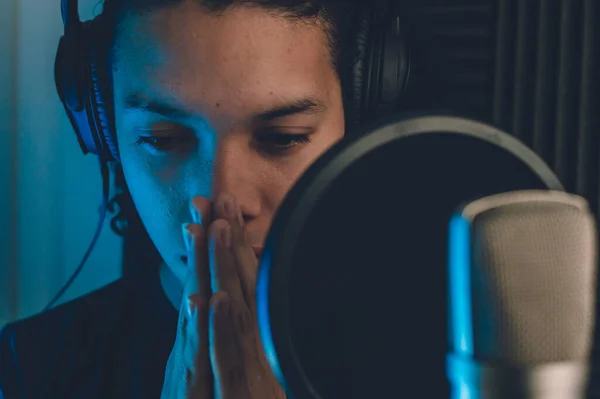 Professional Caucasian Male Singer Studio Recording Concentrated Hands Face Looking — Fotografia de Stock