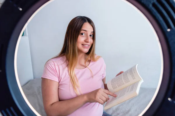 Καυκάσια Νεαρή Γυναίκα Στο Δωμάτιό Της Δίνει Online Μαθήματα Κοιτάζοντας — Φωτογραφία Αρχείου