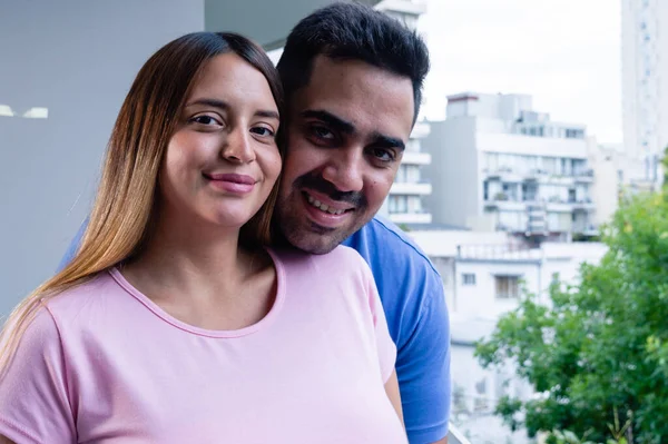 Retrato Pareja Heterosexual Embarazada Balcón Casa Sonriendo Mirando Cámara Joven —  Fotos de Stock
