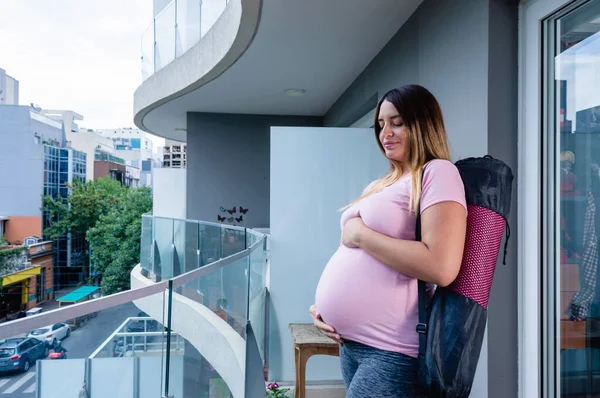 Gravid Kaukasisk Ung Kvinna Som Står Balkongen Hemma Med Matta — Stockfoto