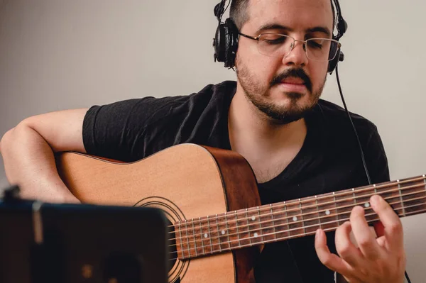 Närbild Latinska Kaukasiska Mannen Sitter Vardagsrummet Hemma Spela Akustisk Gitarr — Stockfoto